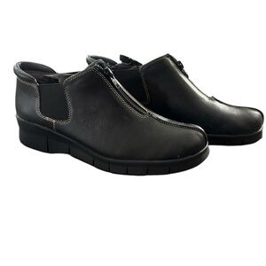 AEROSOLES Black Leather Front-Zip Ankle Booties